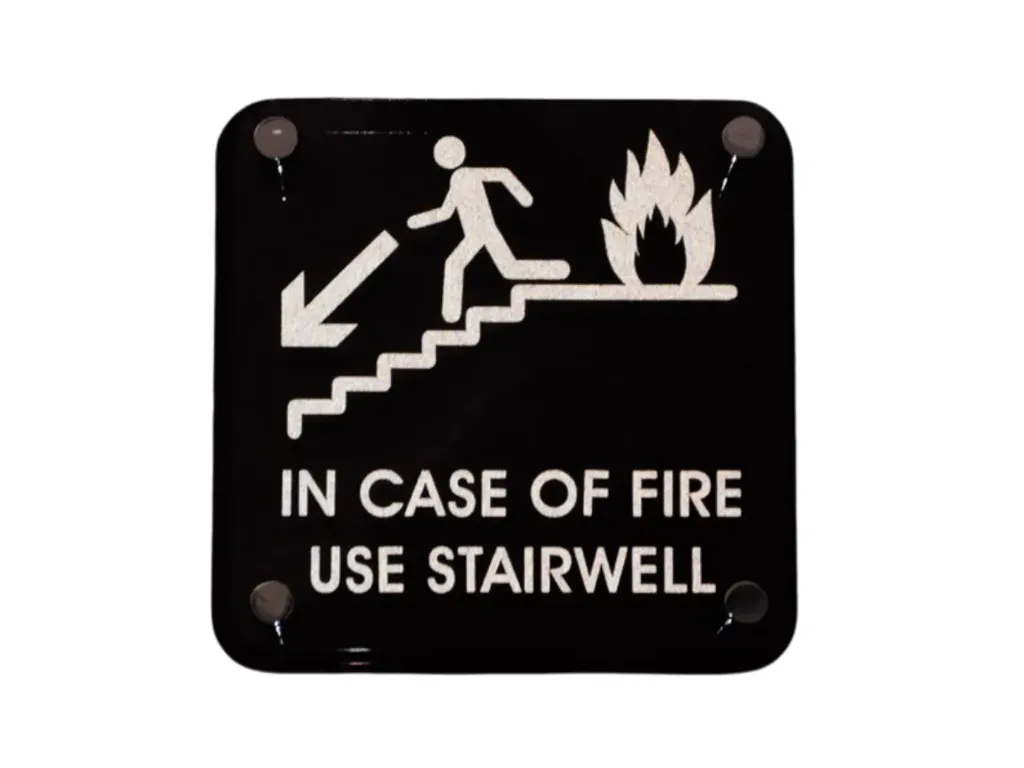 Señal de seguridad contra incendios con símbolos reflectantes