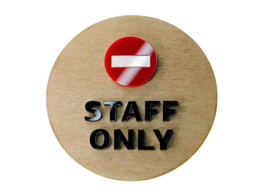 Letrero de madera "Solo personal" (forma redonda) con símbolo de acrílico.