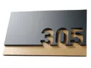 Letrero de número de habitación moderno de madera y acrílico negro / Señalización para hostelería y apartamentos