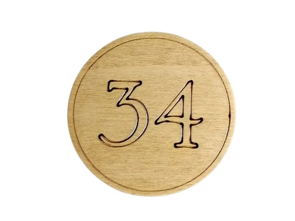 Letrero redondo de madera con número de habitación: señalización para puerta de apartamento de hotel