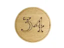 Letrero redondo de madera con número de habitación: señalización para puerta de apartamento de hotel
