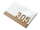 Letrero minimalista de acrílico blanco y madera para habitación