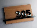 Letrero numérico moderno de madera de palisandro y acrílico: señalización para puertas de hotel