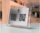Letrero con dos códigos QR de 18x14 cm